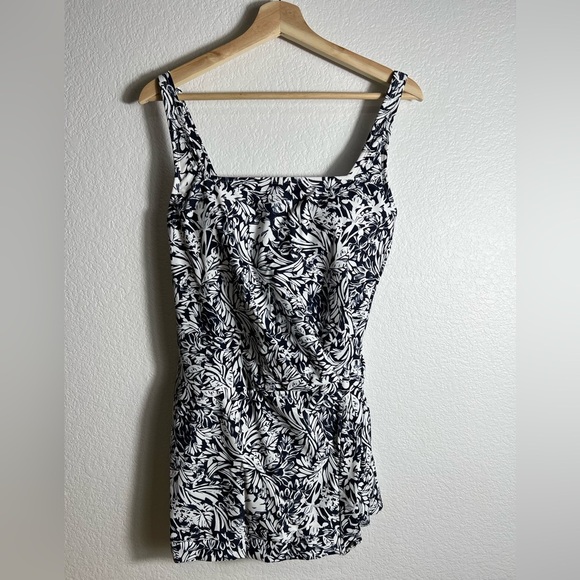 New beyond control white black pattern swimsuit one piece XXL tummy control - Picture 2 of 4